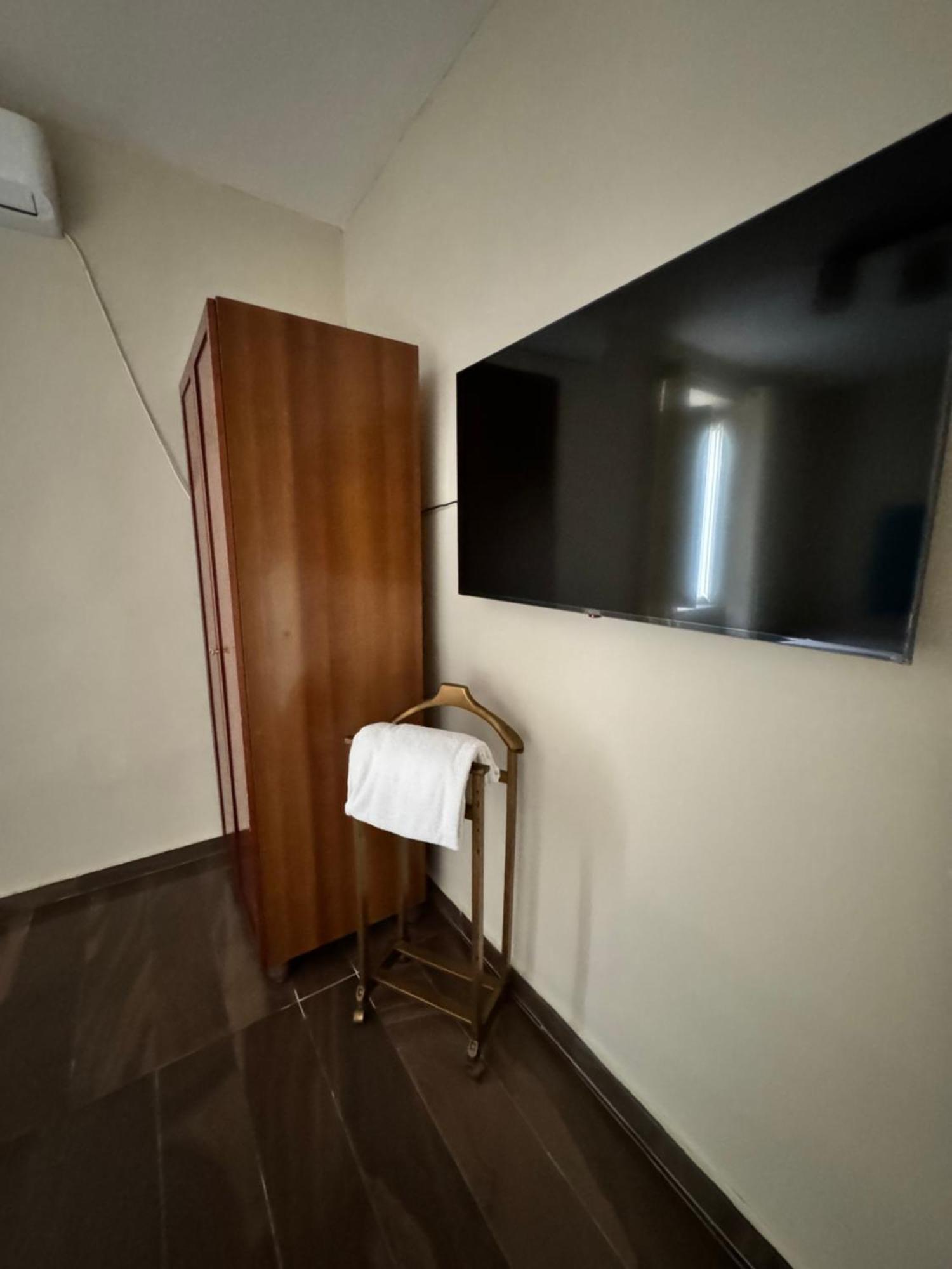 Room Station Giulia เนเปิลส์ ภายนอก รูปภาพ